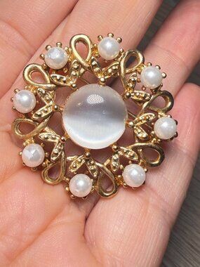 Glass Brooch Faux Pearl Signed Mi Gold Tone Vintage Style 1.25"